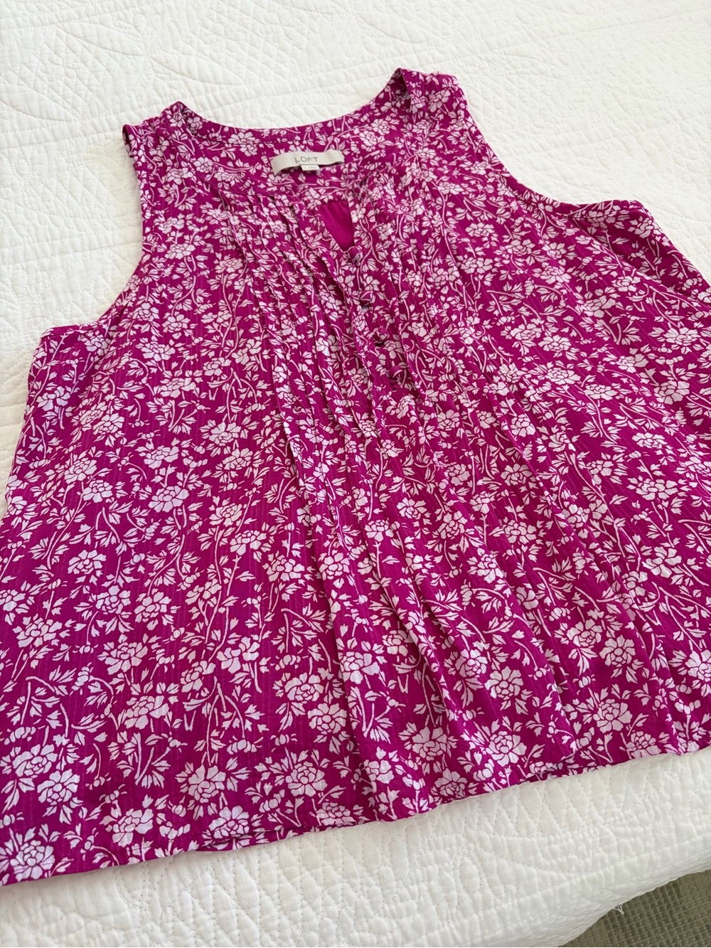 LOFT Fuchsia Floral Sleeveless Pleated Camisole. Fuchsia/white. Large